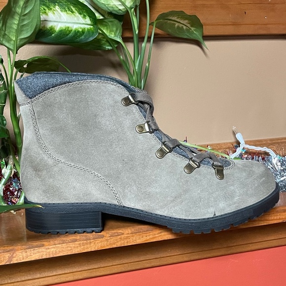 CLARKS FARALYN ALPHA TAUPE SUEDE LACE UP BOOT. SIZE 11W. NEW WITHOUT BOX. - Picture 1 of 8